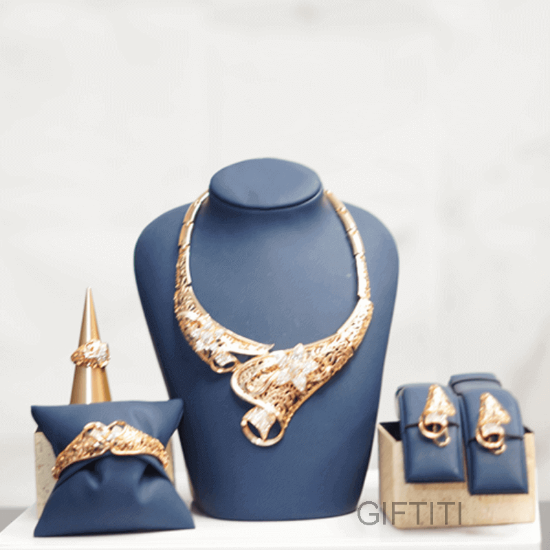 Picture of Female Elegant Gold Jewelry