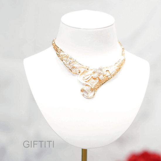 Picture of Female Elegant Gold Jewelry